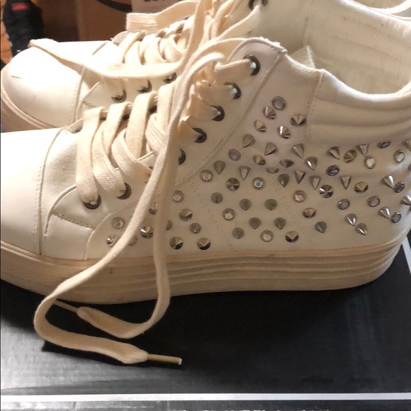 Mia white canvas sneaker with silver stuns size 8 - Picture 5 of 6